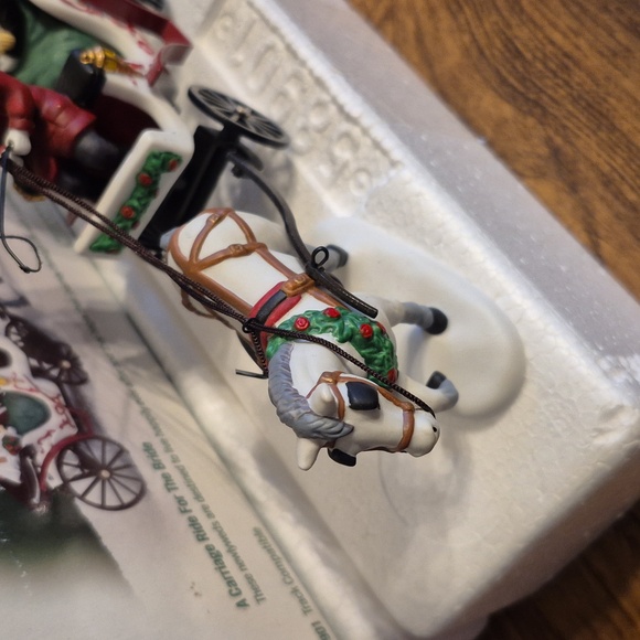 Department 56 A Carriage Rode For The Bride Christmas In The City - Picture 2 of 5